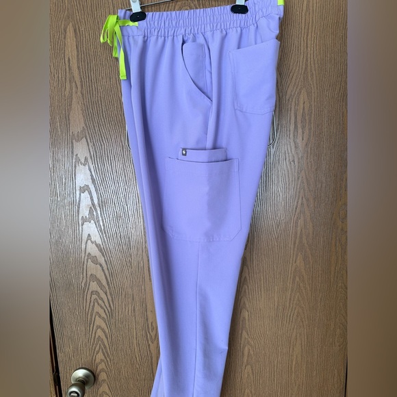 Figs Lavender Dew Scrub Top and Pants Set Kade Cargo - Picture 5 of 10